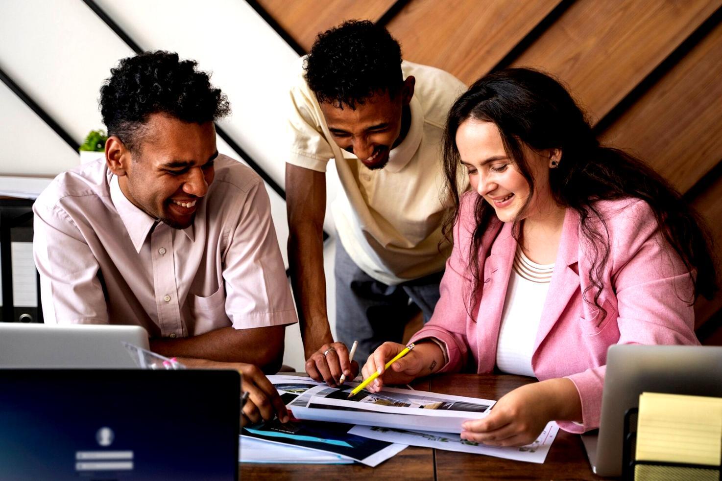 Студенты изучают аналитику контента